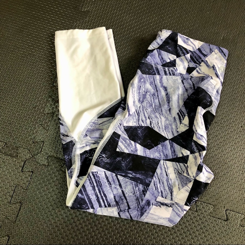 MARIKA MARBLE GEOMETRIC PATTERN CAPRI LEGGINGS WHILE BLUE BLACK SIZE S ATHLETIC